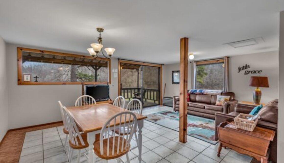 Large Chalet weekend trips to the River sleeps 10 people
