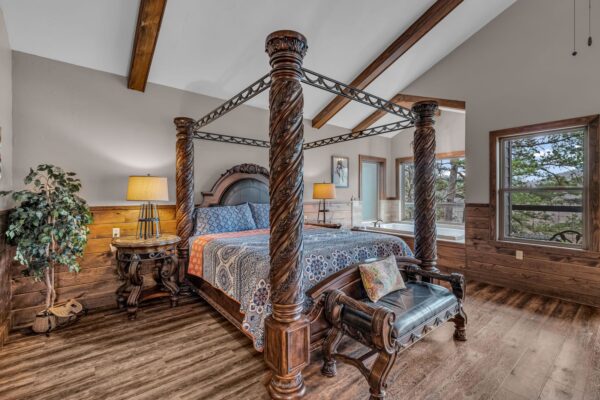 kingfisher treehouse on the river in Missouri