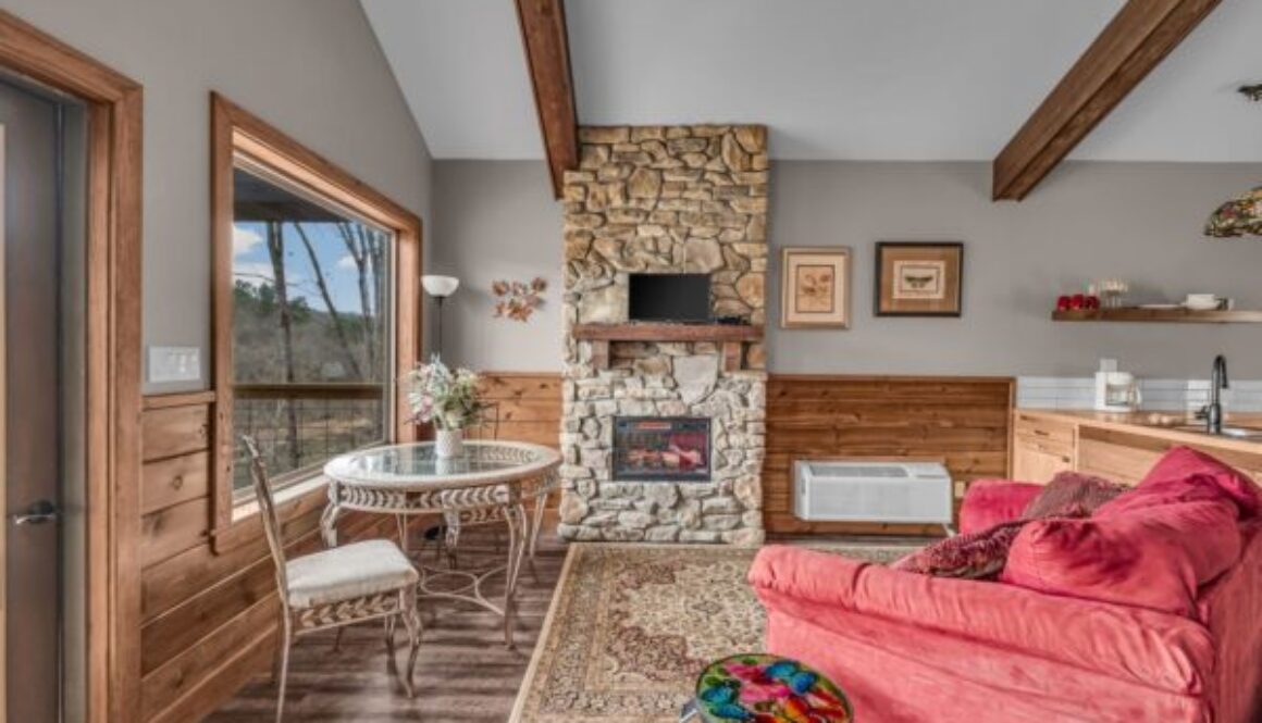 wildflower treehouse cabin in Missouri