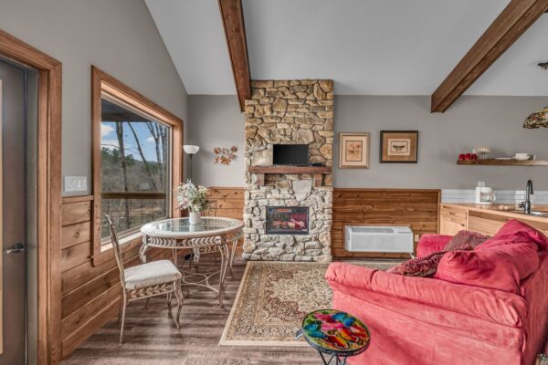 wildflower treehouse cabin in Missouri