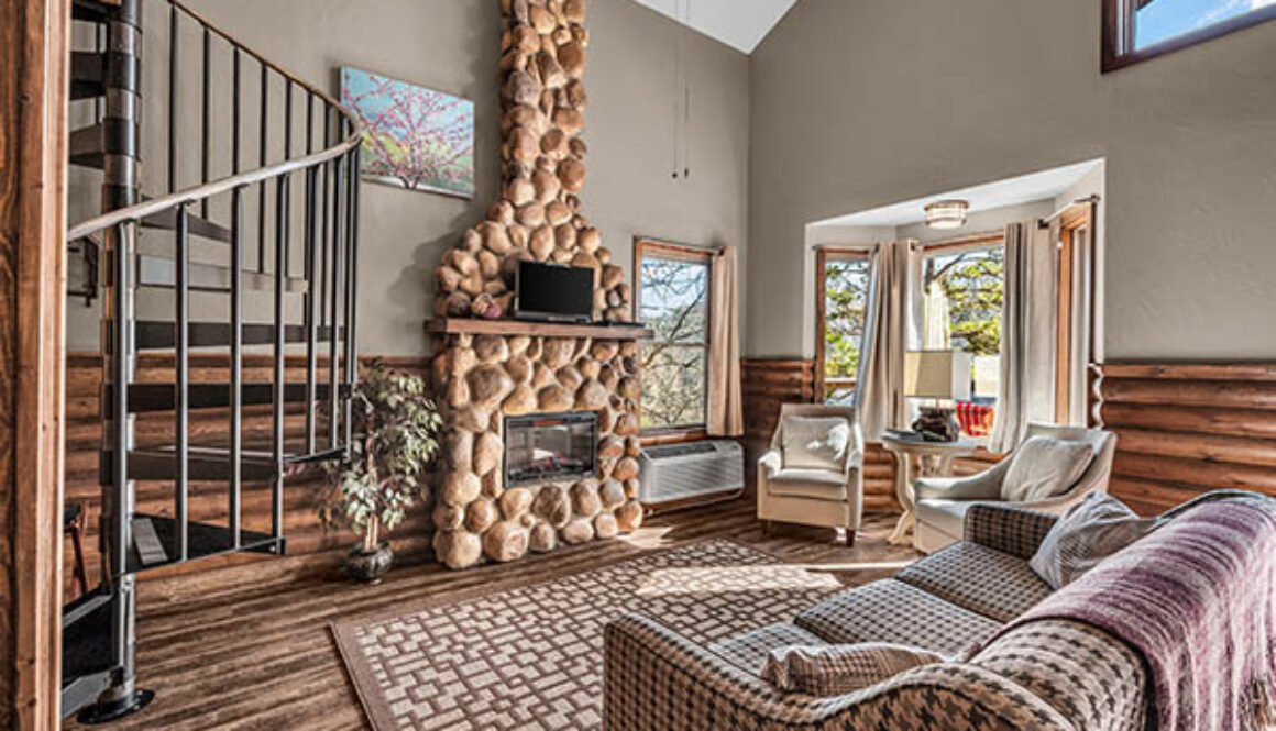 Missouri Redbud Treehouse Cabin