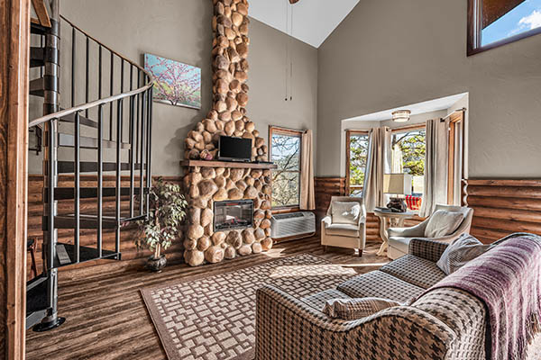 Missouri Redbud Treehouse Cabin