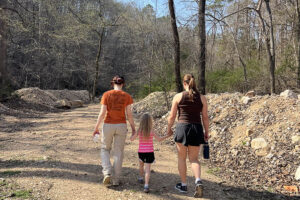 Hiking-Rolf-girls-holding-hands